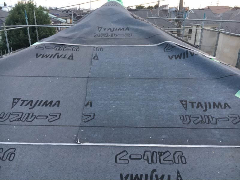 杉並区の屋根葺き替え工事の防水シートの施工