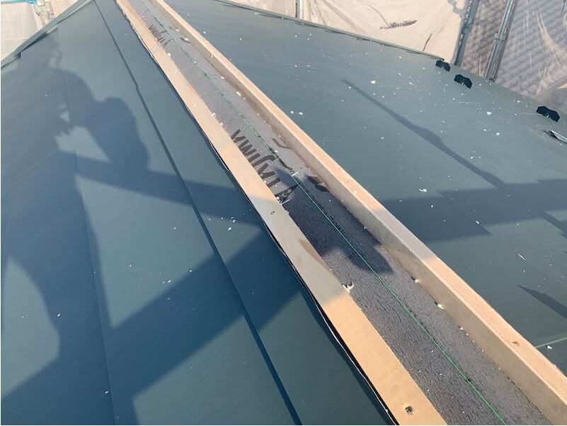 杉並区の屋根葺き替え工事の屋根材の設置