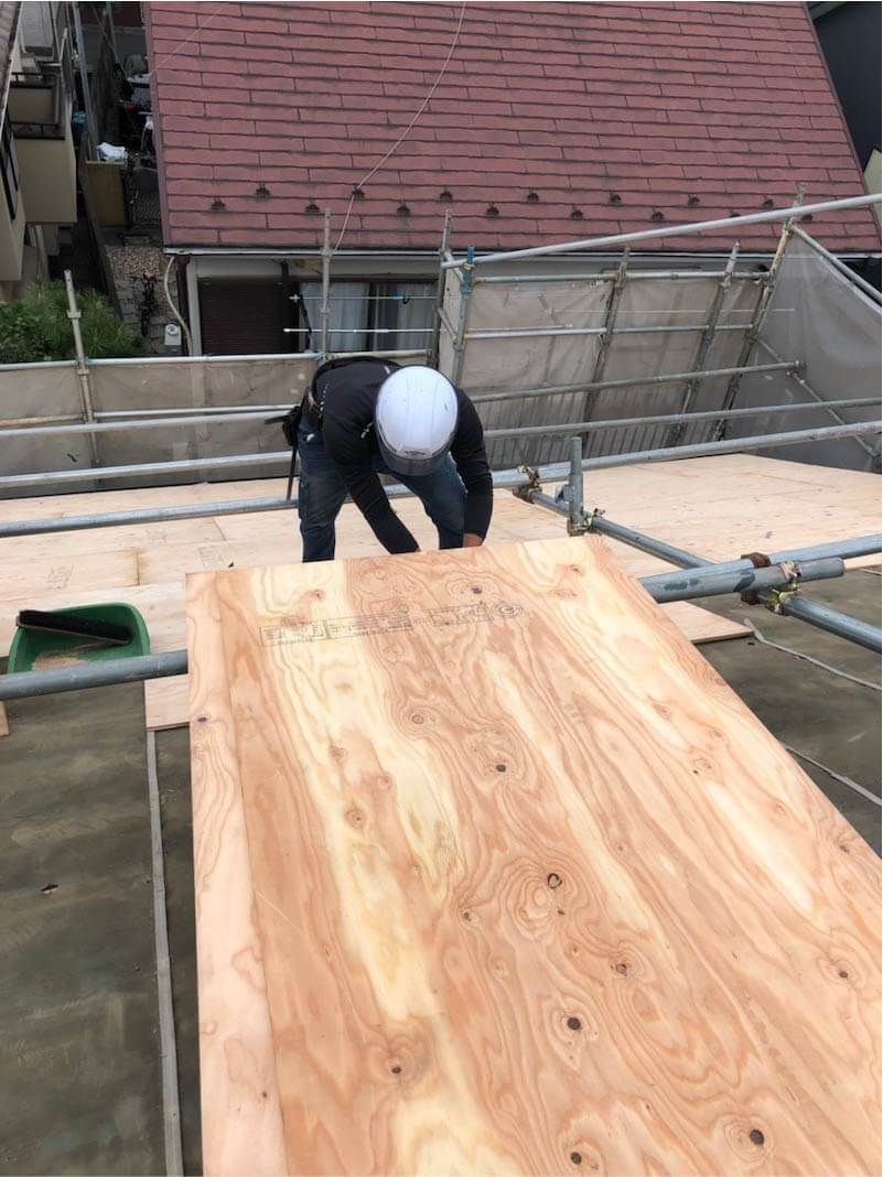 杉並区の屋根葺き替え工事の野地板の施工