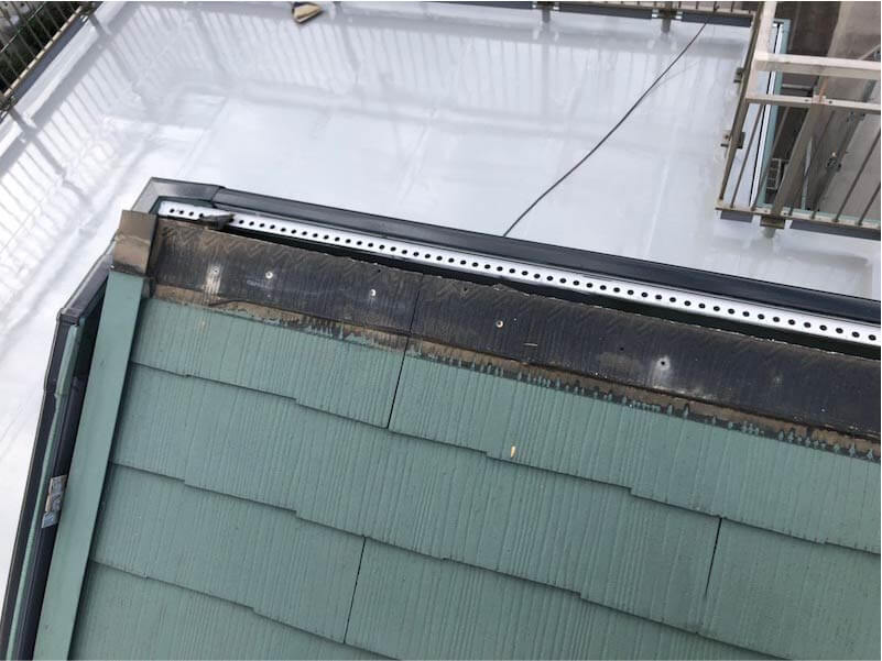 野田市の屋根リフォームの雪止め金具の施工