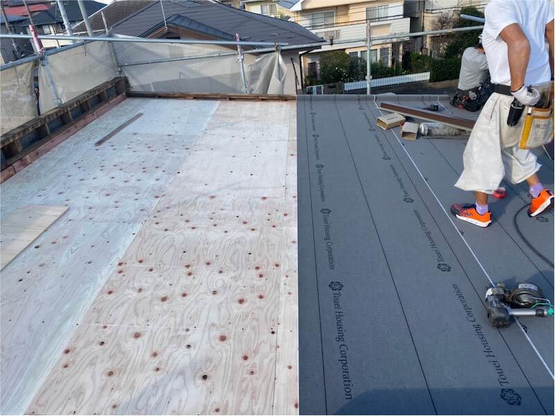鎌ヶ谷市の屋根葺き替え工事の防水シートの施工