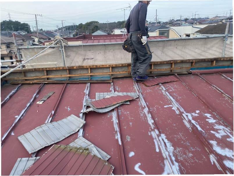 鎌ヶ谷市の屋根葺き替え工事の屋根材の撤去・解体