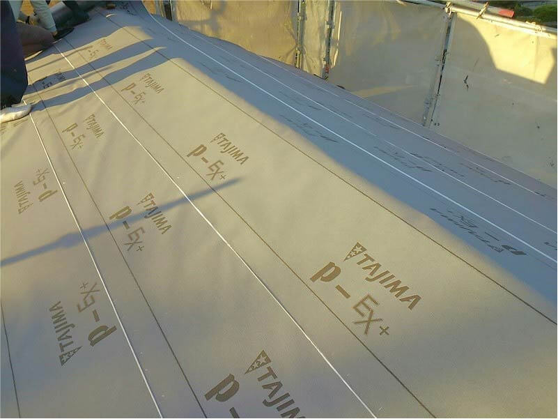 千葉市の屋根葺き替え工事の防水シートの施工
