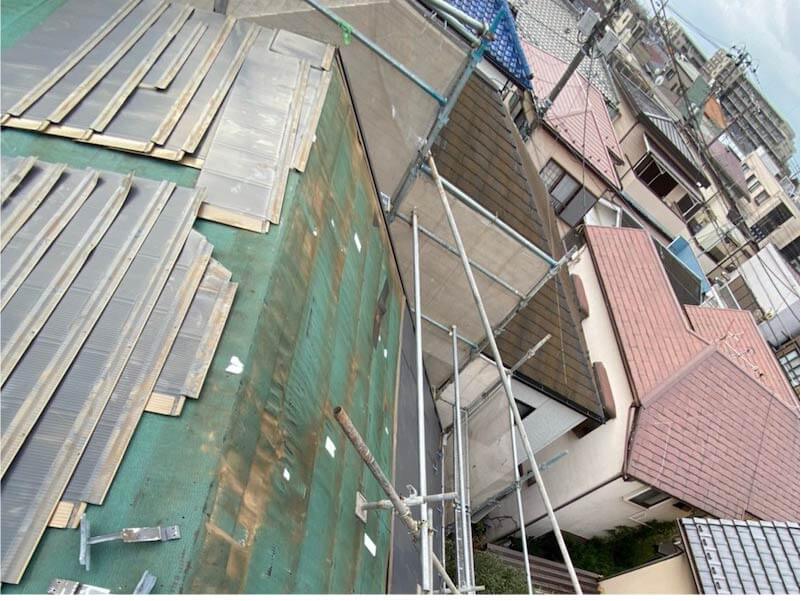 船橋市の船橋市の屋根葺き替え工事の屋根材の解体