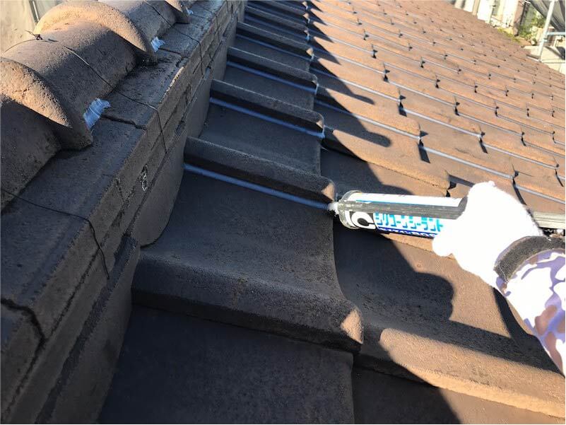 鎌ヶ谷市の屋根修理のコーキングの施工