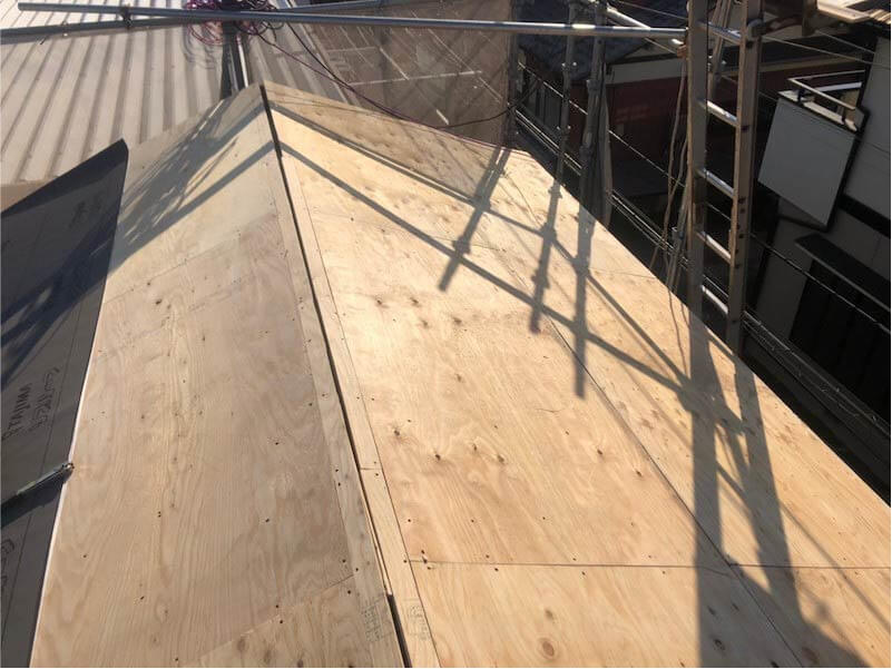 松戸市の屋根葺き替え工事の野地板の設置