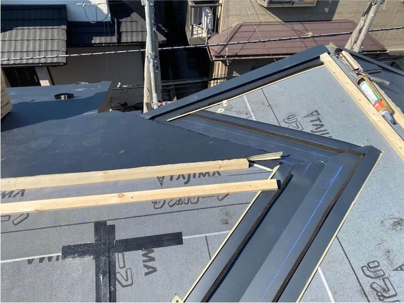 松戸市の屋根葺き替え工事の役物の設置