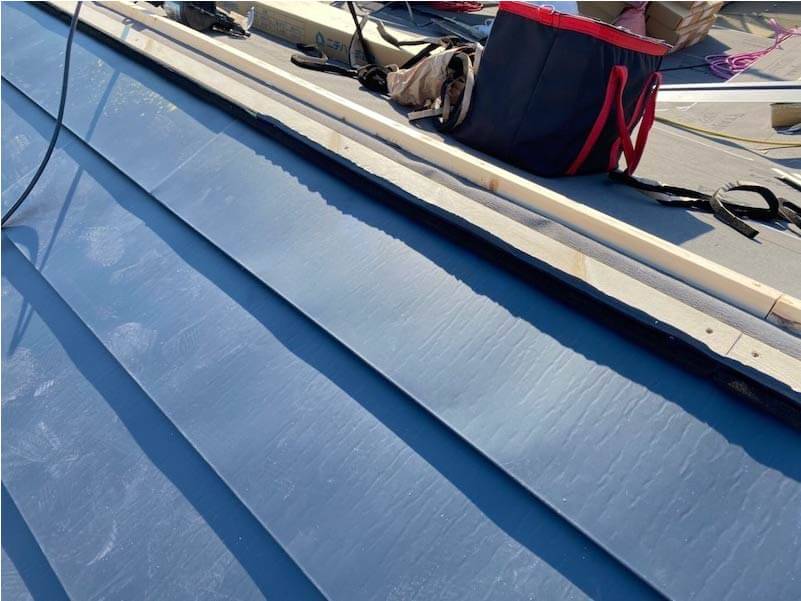 松戸市の屋根葺き替え工事のガルバリウム鋼板の設置