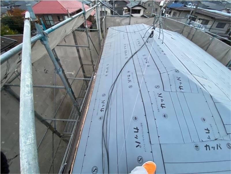練馬区の屋根葺き替え工事の防水シートの施工