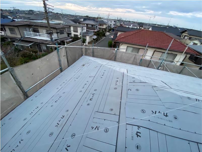 練馬区の屋根葺き替え工事の防水シートの施工