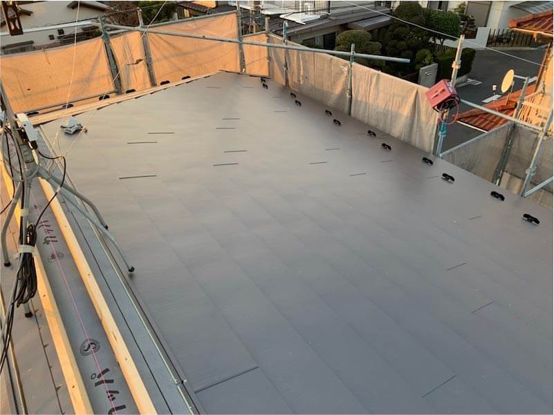 練馬区の屋根葺き替え工事のガルバリウム鋼板の施工