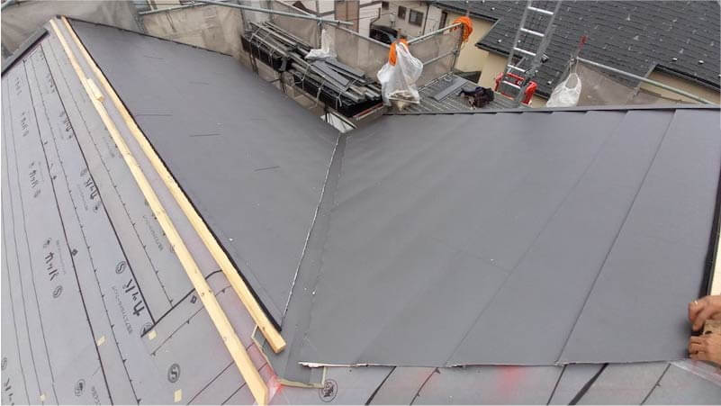 流山市の屋根リフォームのガルバリウム鋼板の施工