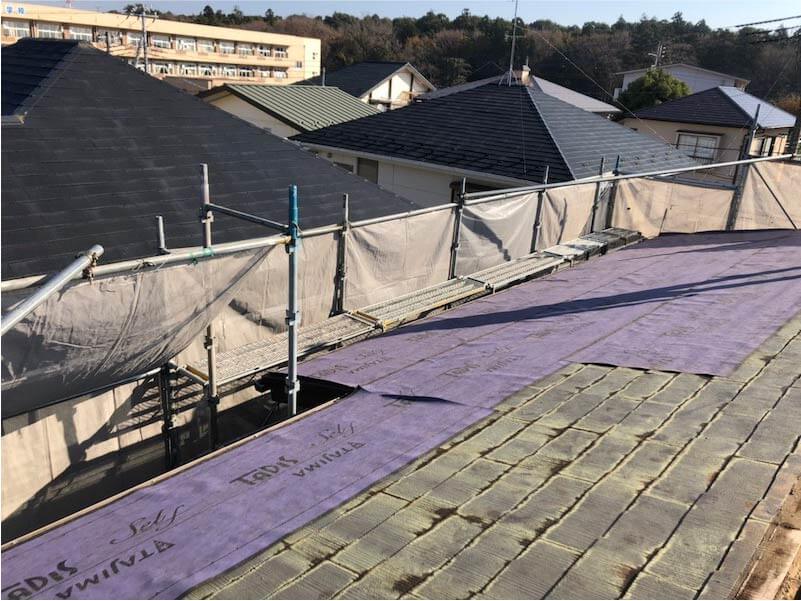加須市の屋根リフォームの屋根材の大屋根の防水シートの施工