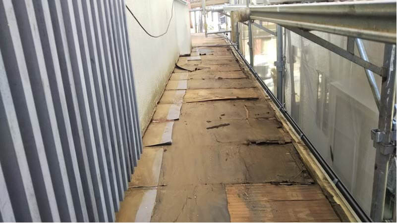 加須市の屋根リフォームの屋根材の下屋根の撤去