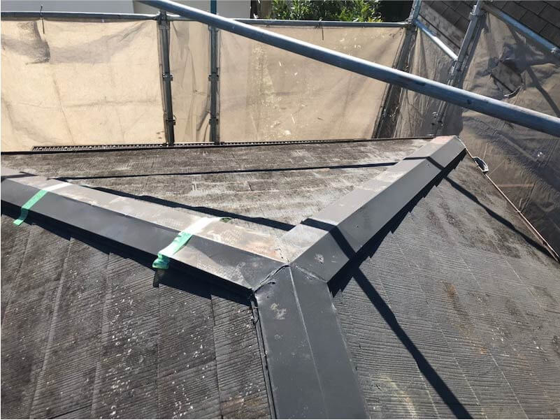 世田谷区の屋根リフォームの施工前の棟板金の撤去・解体