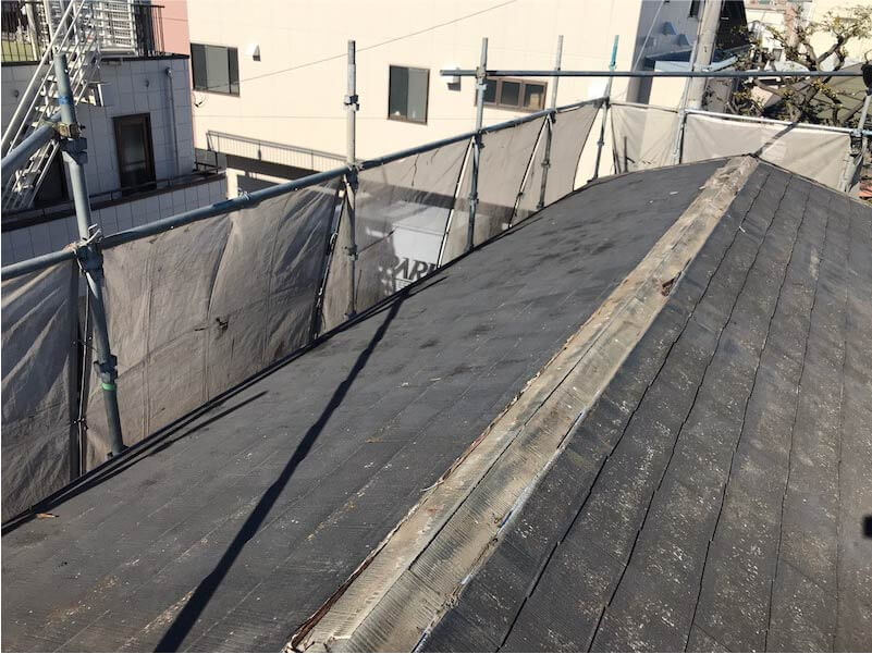 世田谷区の屋根リフォームの施工前の棟板金の撤去・解体
