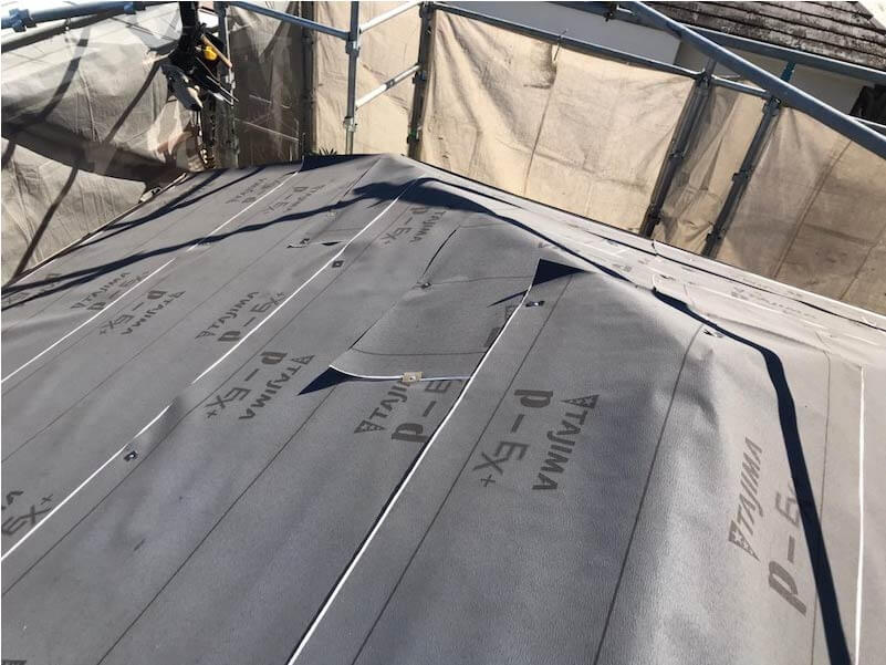 世田谷区の屋根リフォームの施工前の棟板金の防水シートの設置