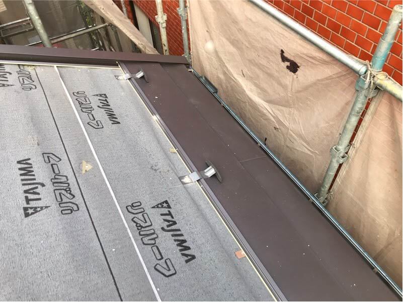 品川区の屋根リフォームのガルバリウム鋼板の設置