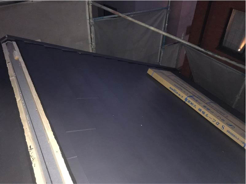 品川区の屋根リフォームのガルバリウム鋼板の設置