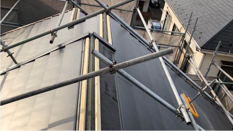 杉並区の屋根リフォームのガルバリウム鋼板の設置
