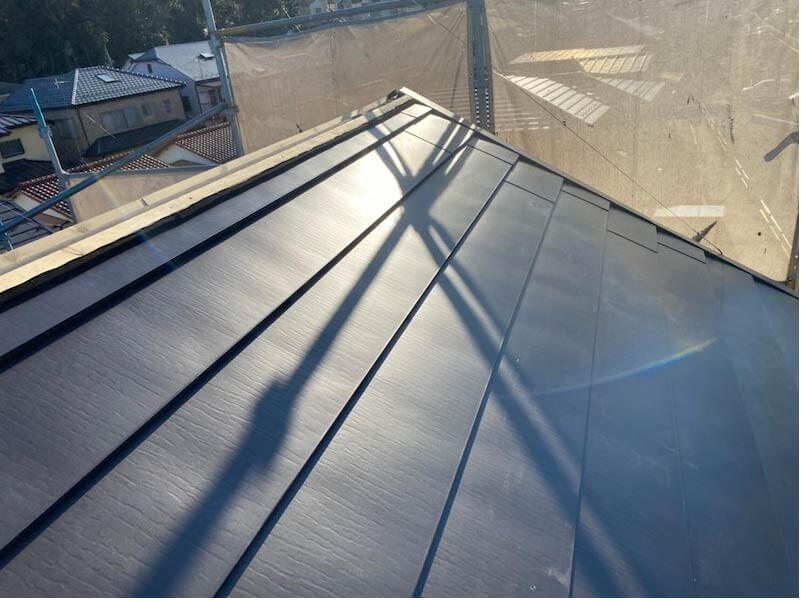 松戸市の屋根カバー工法のガルバリウム鋼板の施工