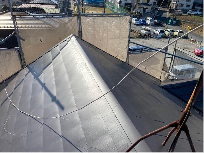 松戸市の屋根カバー工法のガルバリウム鋼板の施工