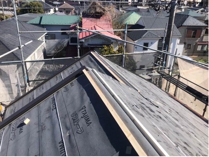 松戸市の屋根カバー工法の棟下地の取り付け