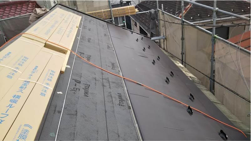 練馬区の屋根リフォームのガルバリウム鋼板の施工