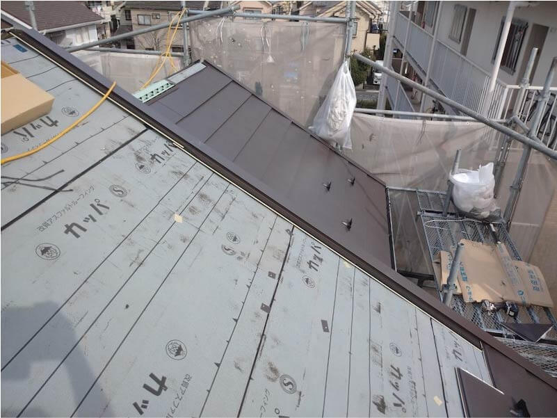 日野市の屋根リフォームの屋根材の設置