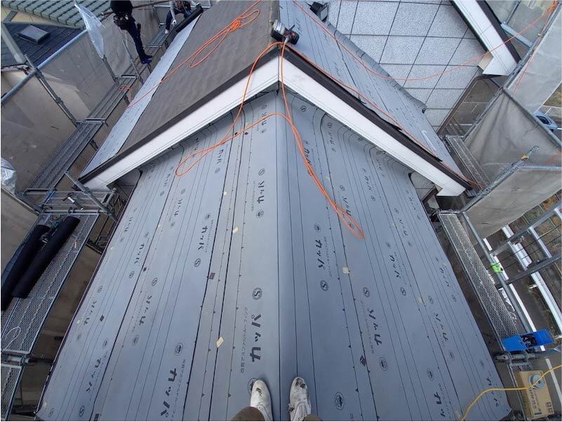 日野市の屋根リフォームの防水シートの設置