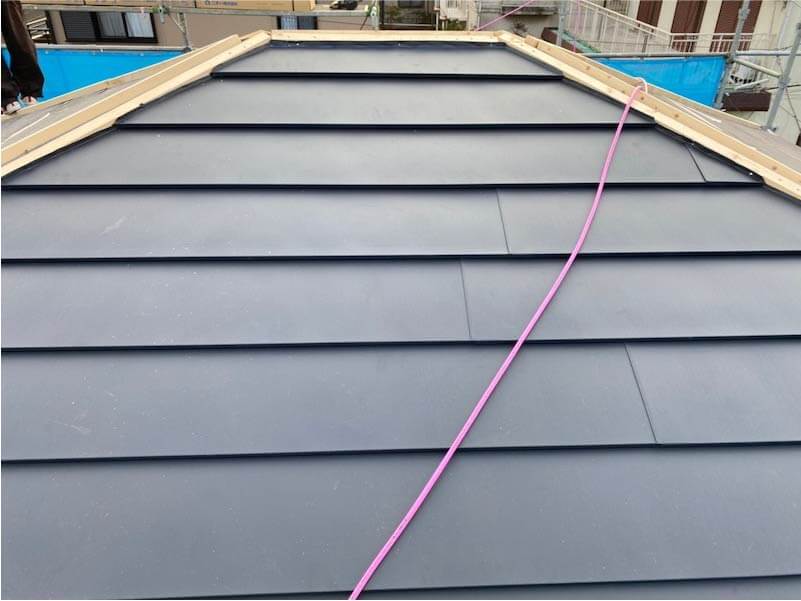 袖ケ浦市の屋根リフォームのガルバリウム鋼板の設置