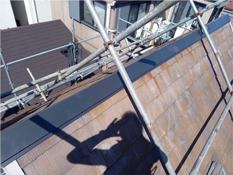 川崎市の屋根修理の棟板金の設置