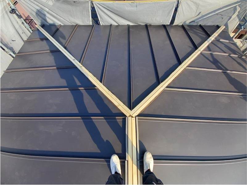新座市の屋根葺き替え工事のルーフィングのガルバリウム鋼板の取り付け