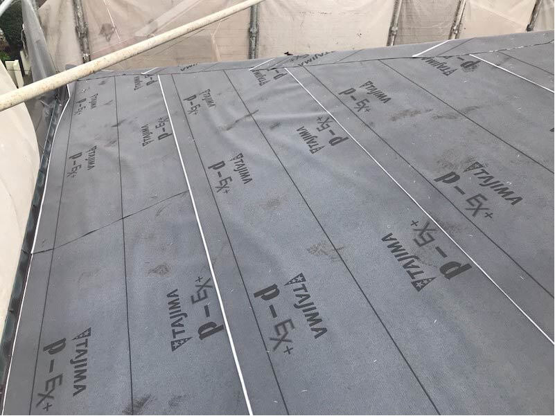 さいたま市の屋根吹き替え工事の野地板の防水シートの施工