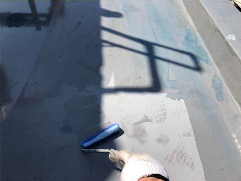大田区の屋上防水工事のプライマーの塗布