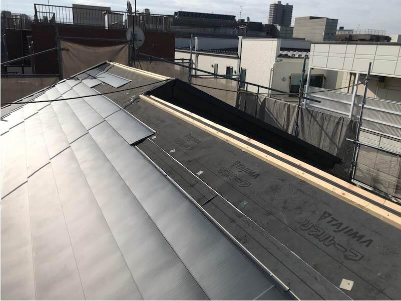豊島区の屋根リフォームのガルバリウム鋼板の取り付け