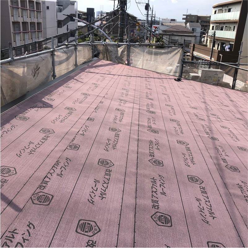 川崎市の屋根葺き替え工事のルーフィングの設置