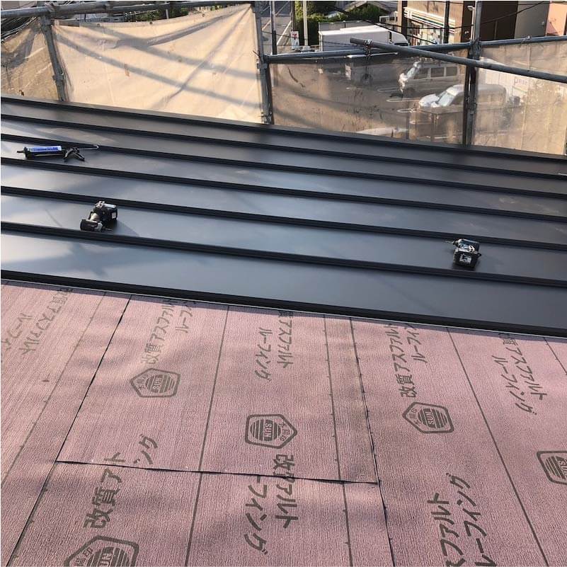 川崎市の屋根葺き替え工事のガルバリウム鋼板の施工