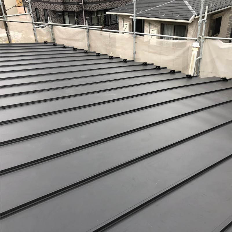 川崎市の屋根葺き替え工事のガルバリウム鋼板の施工