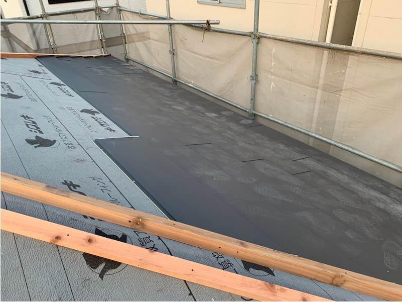 北区の屋根葺き替え工事のガルバリウム鋼板の設置