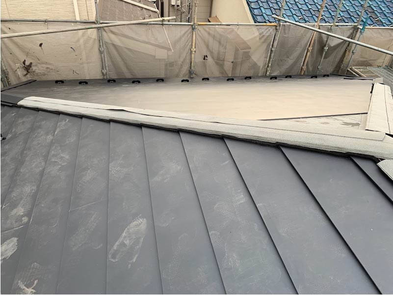 北区の屋根葺き替え工事のガルバリウム鋼板の設置