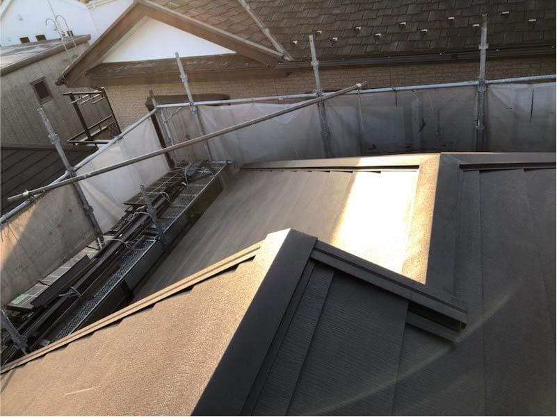 藤沢市の屋根リフォームのガルバリウム鋼板の設置