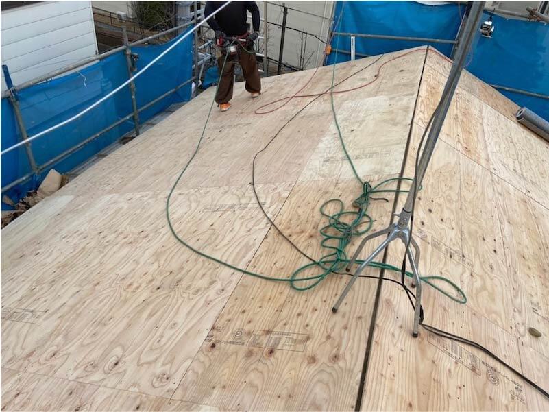 足立区の屋根葺き替え工事の野地板の設置