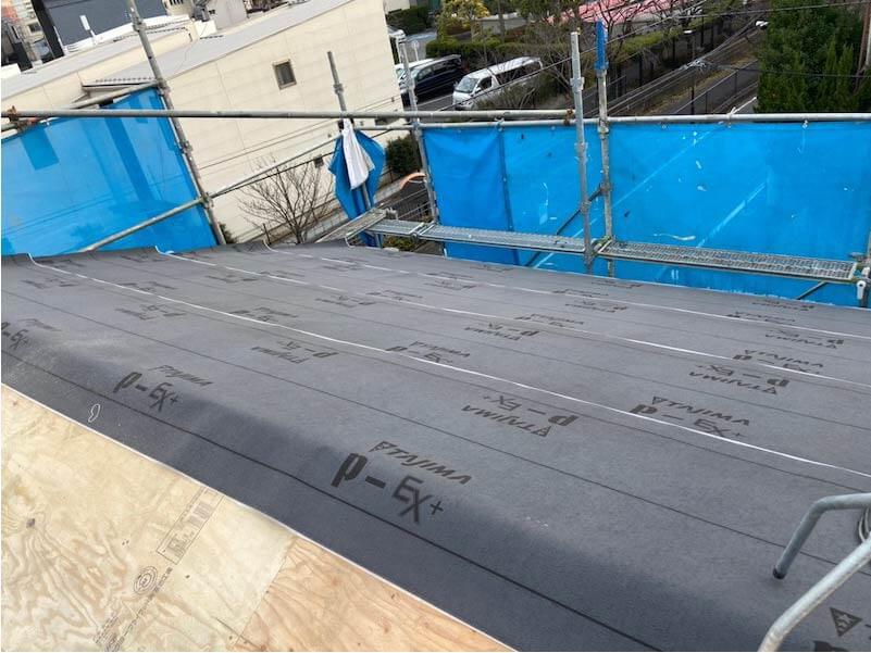 足立区の屋根葺き替え工事の防水シートの設置
