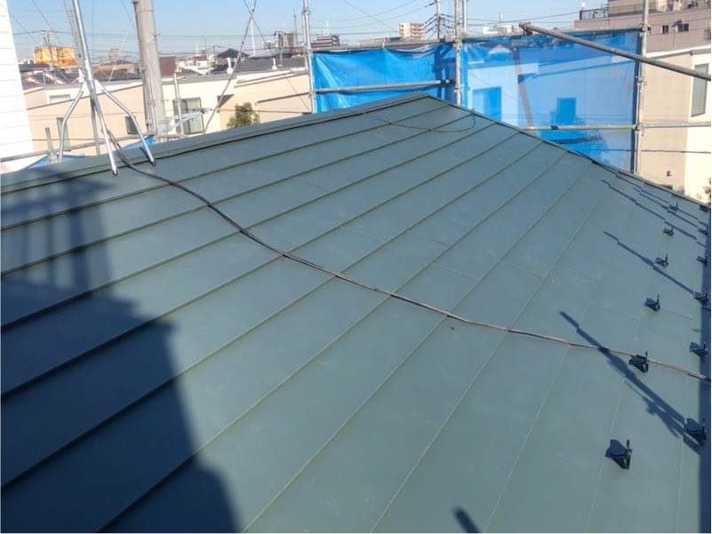 足立区の屋根葺き替え工事のガルバリウム鋼板の施行
