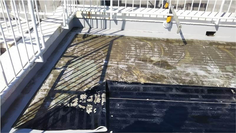 市川市の屋上防水工事の既存の防水層の撤去