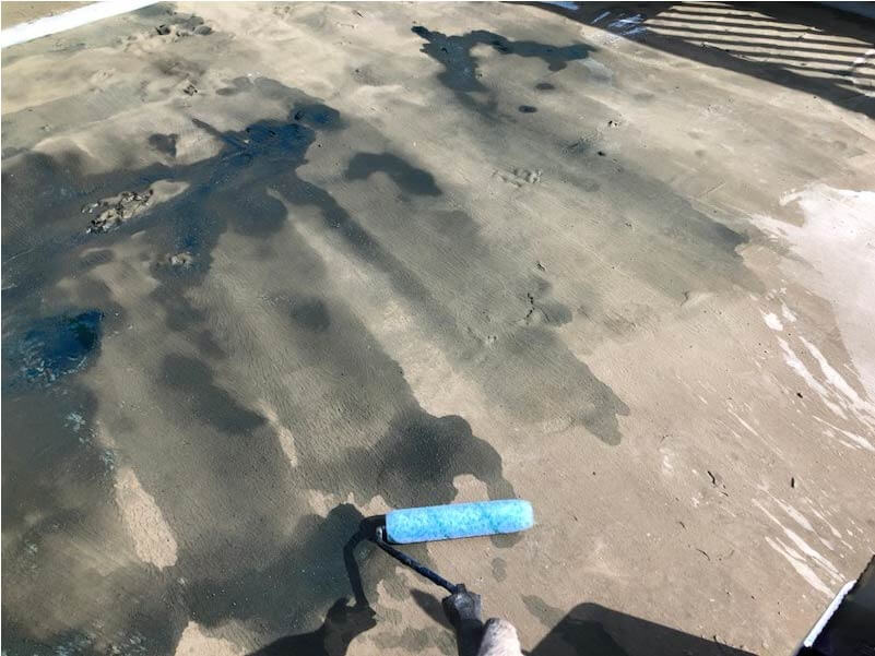 足立区の屋上防水工事のプライマーの塗布