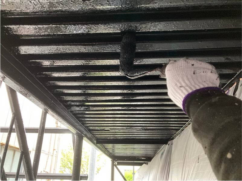 足立区の屋上防水工事の階段の塗装