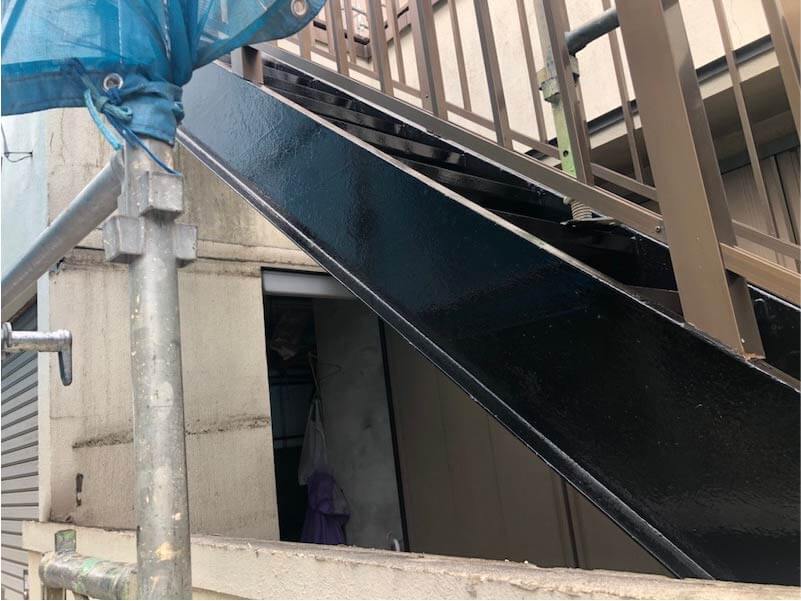 足立区の屋上防水工事の階段の塗装