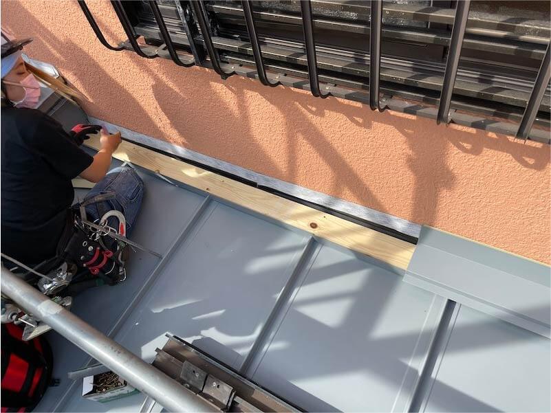 船橋市の屋根葺き替え工事の屋根材の設置